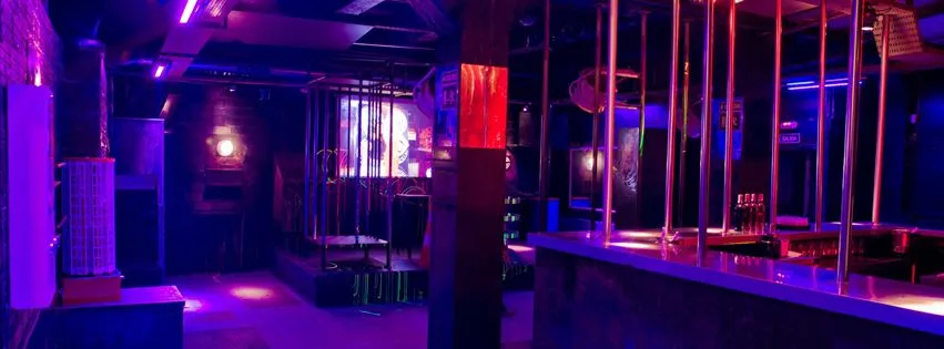 Bar-de-ambiente-gay-el-balcon-de-la-Lola-Bilbao